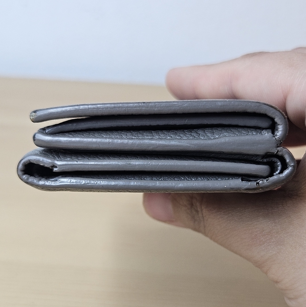 SAINT LAURENT GUC Greige Leather Trifold Wallet - Picture 7 of 14